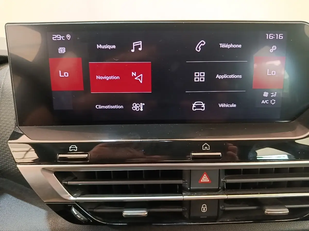 Écran tactile central de la Citroën C4 gris clair, affichant le menu navigation et climatisation, vue frontale rapprochée.