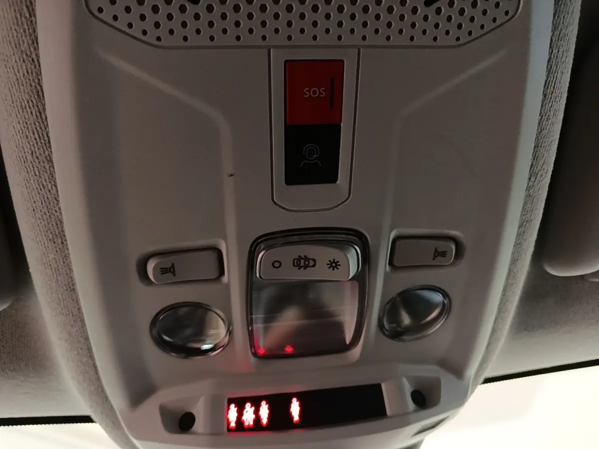 Vue en gros plan du plafonnier gris clair de la Citroën C4 2021 avec boutons SOS et éclairages intégrés.