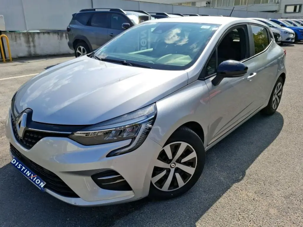 Renault Clio 1.6 E-Tech gris platine vue 3/4 avant droit, avec jantes spécifiques et calandre noire brillante.