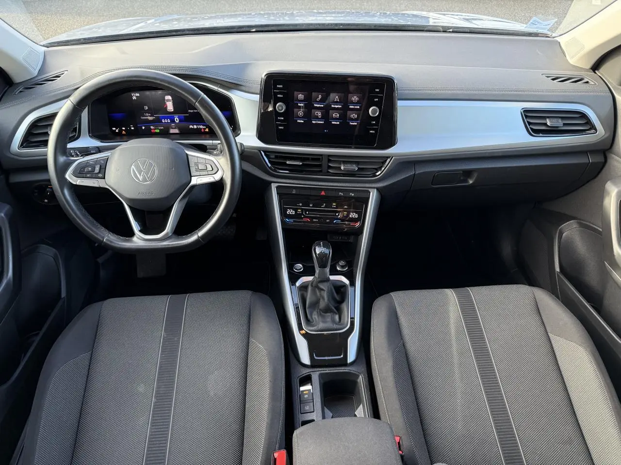 Vue intérieure frontale du tableau de bord et des sièges avant gris du Volkswagen T-Roc 2.0 TDI Life PLUS 2022.