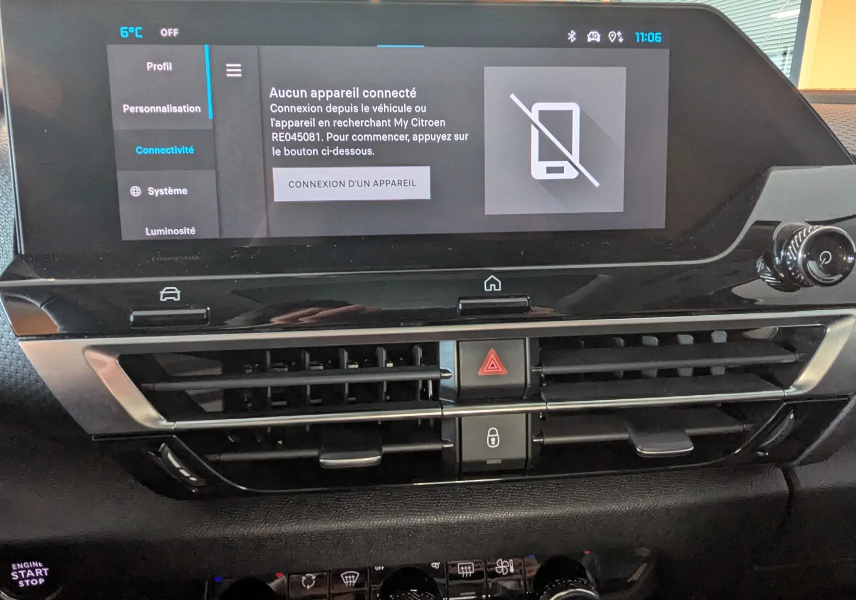 Écran tactile central et commandes de climatisation du tableau de bord de la Citroën C4 2024 gris platinium.