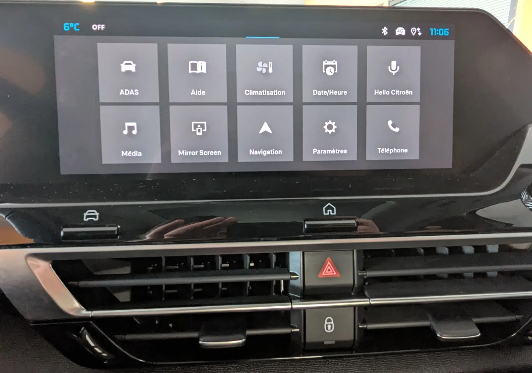 Écran tactile central affichant les options de navigation et climatisation dans l'habitacle gris noir de la Citroën C4 2024.