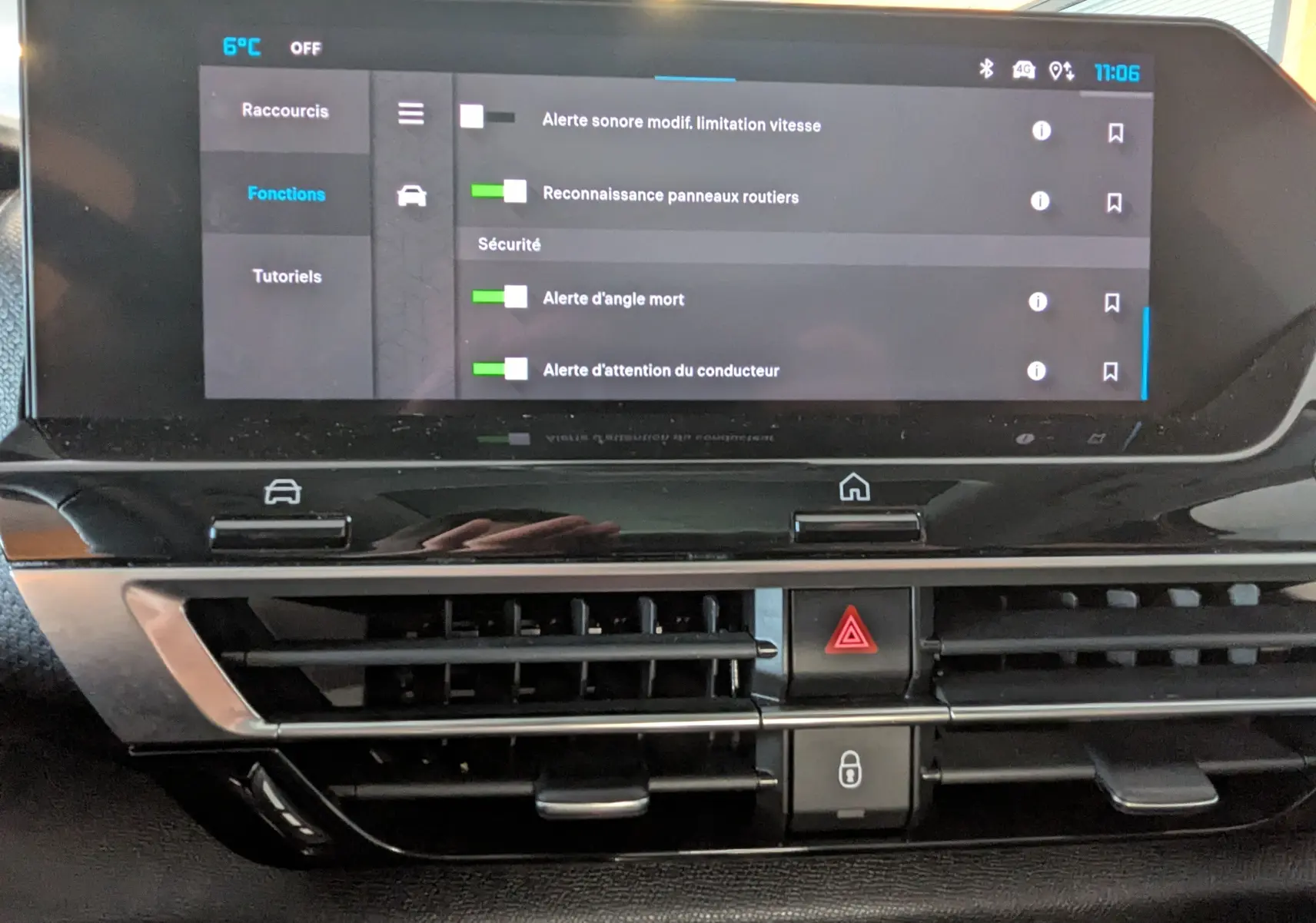 Écran tactile central du tableau de bord de la Citroën C4 2024 affichant les réglages de sécurité et d'alerte conducteur.