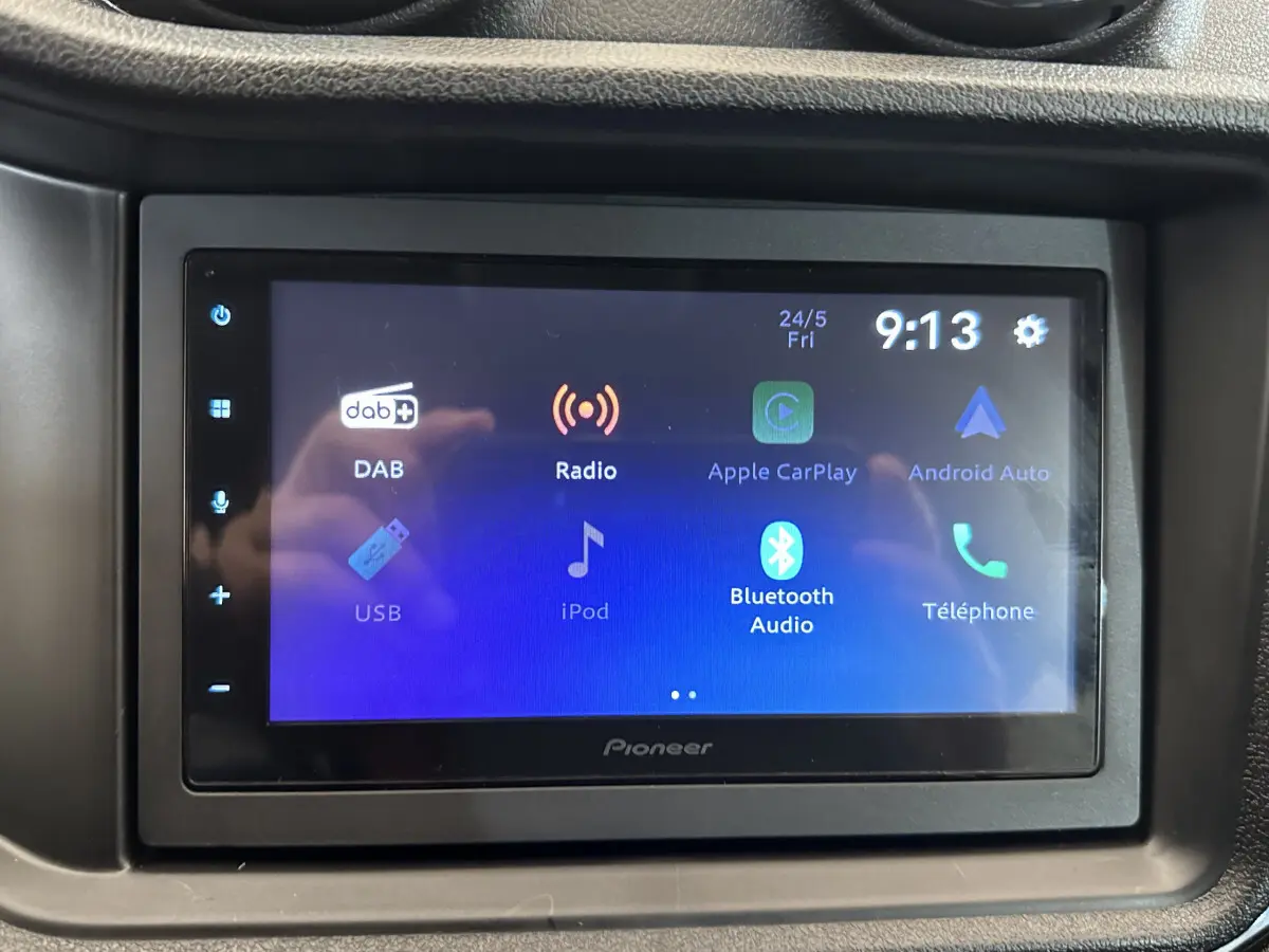 Écran tactile multimédia Pioneer affichant les options radio, Apple CarPlay, Android Auto et Bluetooth dans un véhicule.