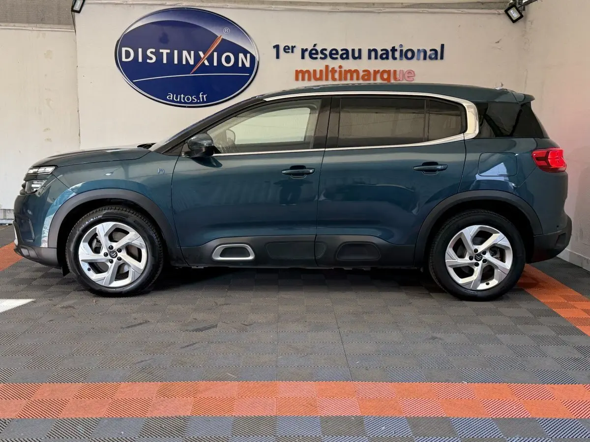 Profil droit du Citroën C5 Aircross Hybrid bleu 2021, avec jantes alliage et détails de carrosserie distinctifs.