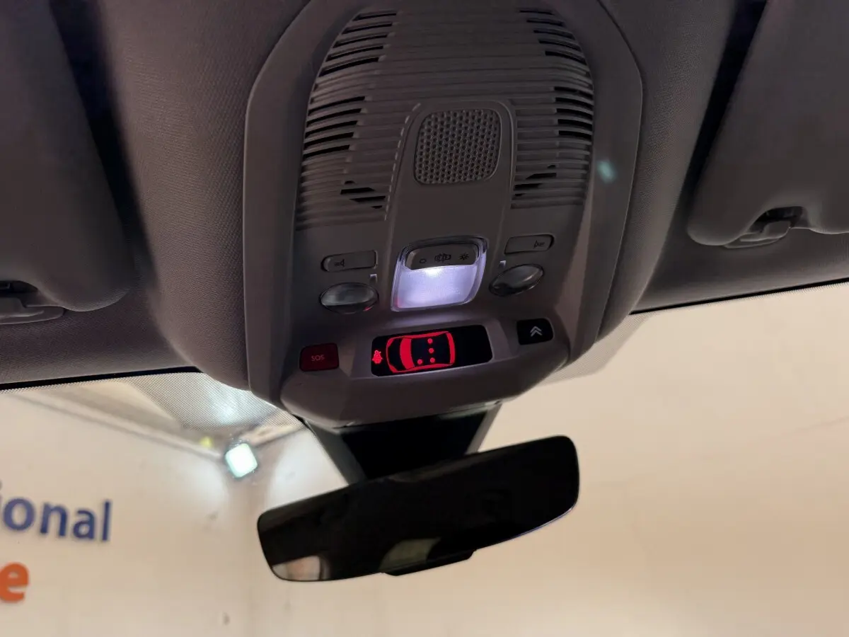 Vue intérieure du plafonnier de la Citroën C5 Aircross Hybrid 225 ë-EAT8 Business avec éclairage et affichage rouge de détection d’obstacle.