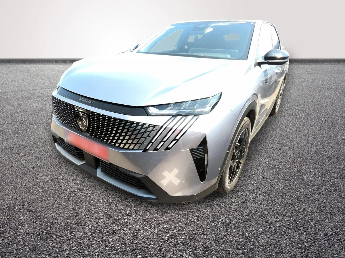 Peugeot 3008 gris clair en 3/4 avant droit, avec calandre noire et phares LED distinctifs.