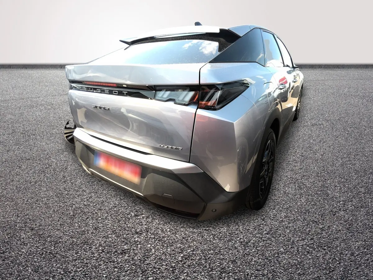 Vue 3/4 arrière droite d’un Peugeot 3008 hybride gris clair avec feux arrière LED et toit noir contrasté.