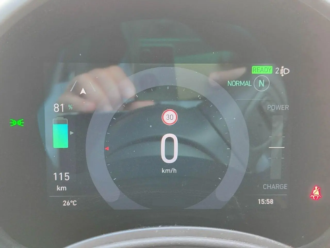 Affichage numérique du tableau de bord de la Fiat 500 électrique 2024, montrant la vitesse à 0 km/h et l'autonomie à 115 km.