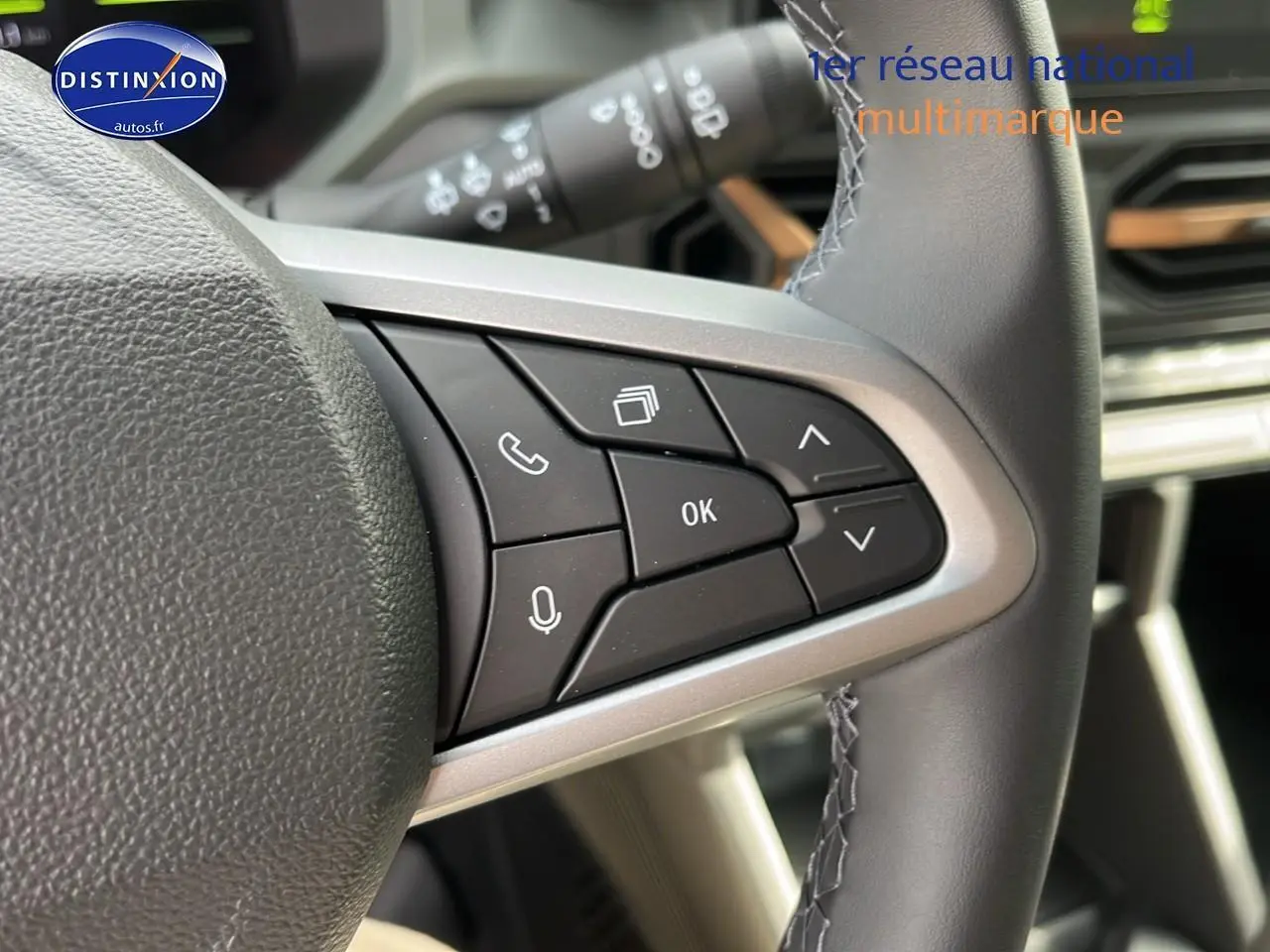 Boutons de commande multifonction sur le côté droit du volant du Dacia Duster 2025 finition Journey Sandstone.
