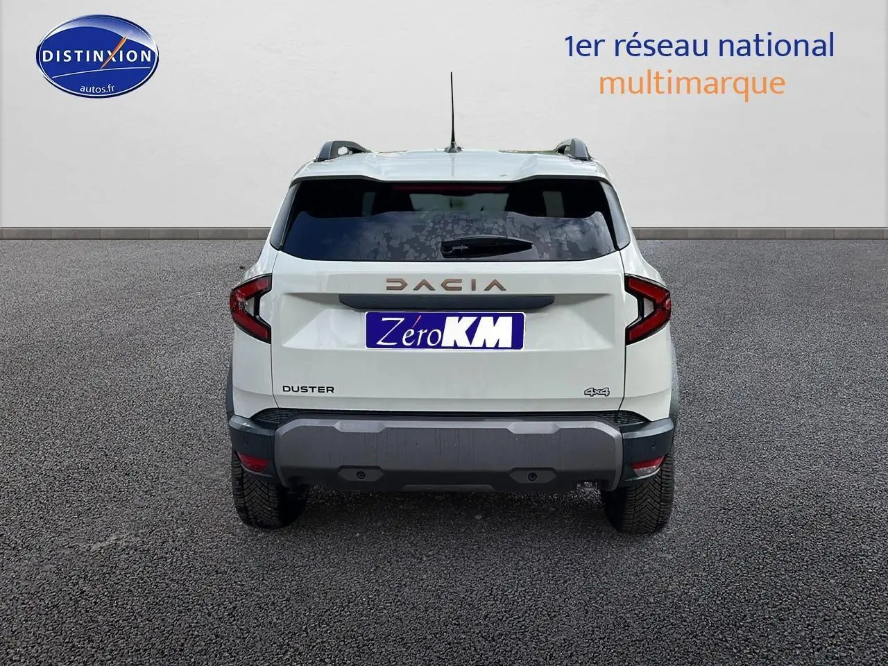 Vue arrière du Dacia Duster 2025 couleur Sandstone avec logo et badge 4x4 visibles sur fond neutre.