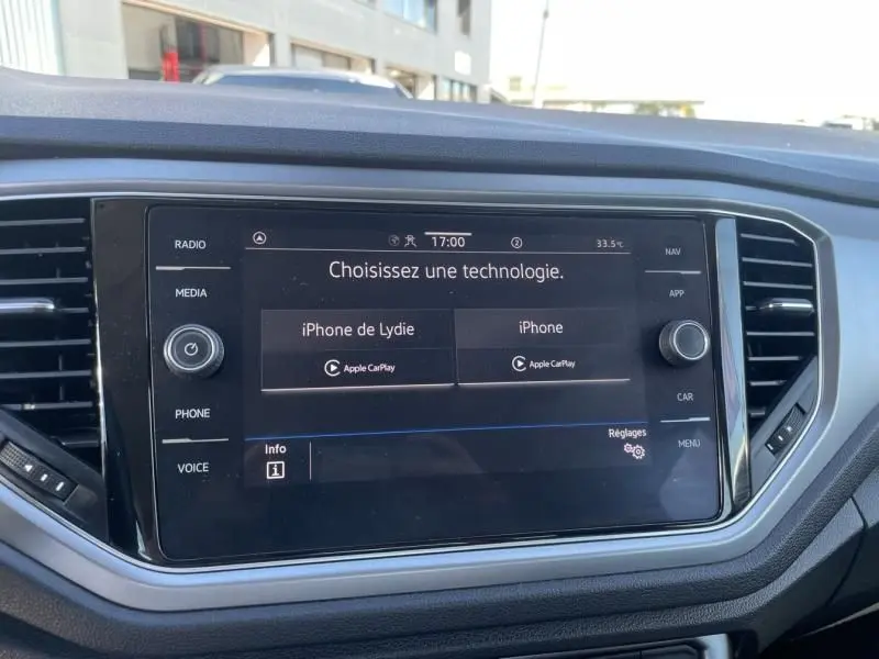 Écran tactile central du tableau de bord du Volkswagen T-Roc 2021, affichant la connexion Apple CarPlay.