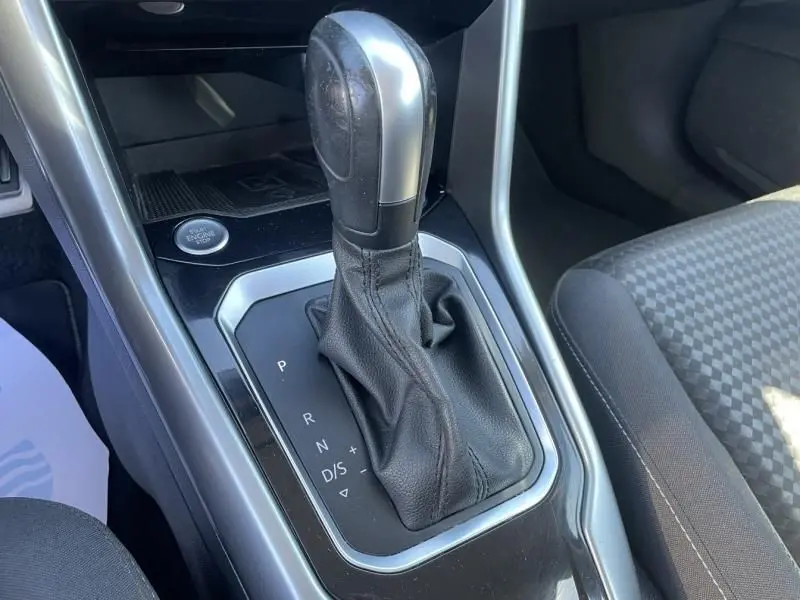Le levier de vitesse automatique noir du Volkswagen T-Roc 1.5 TSI 150, avec console centrale en vue rapprochée.