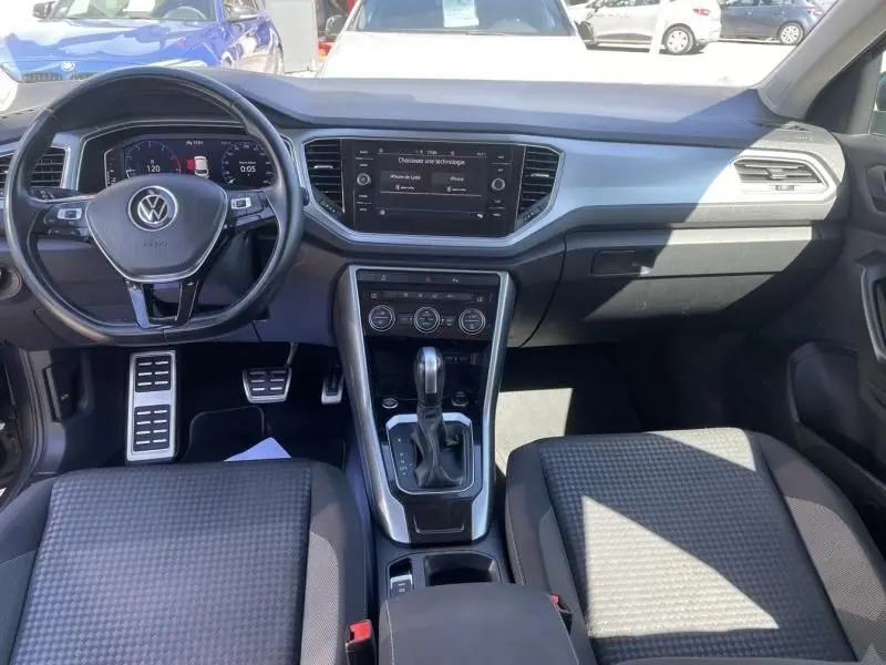 Intérieur du Volkswagen T-Roc 1.5 TSI 150 2021, vue frontale sur tableau de bord, volant multifonction et console centrale.