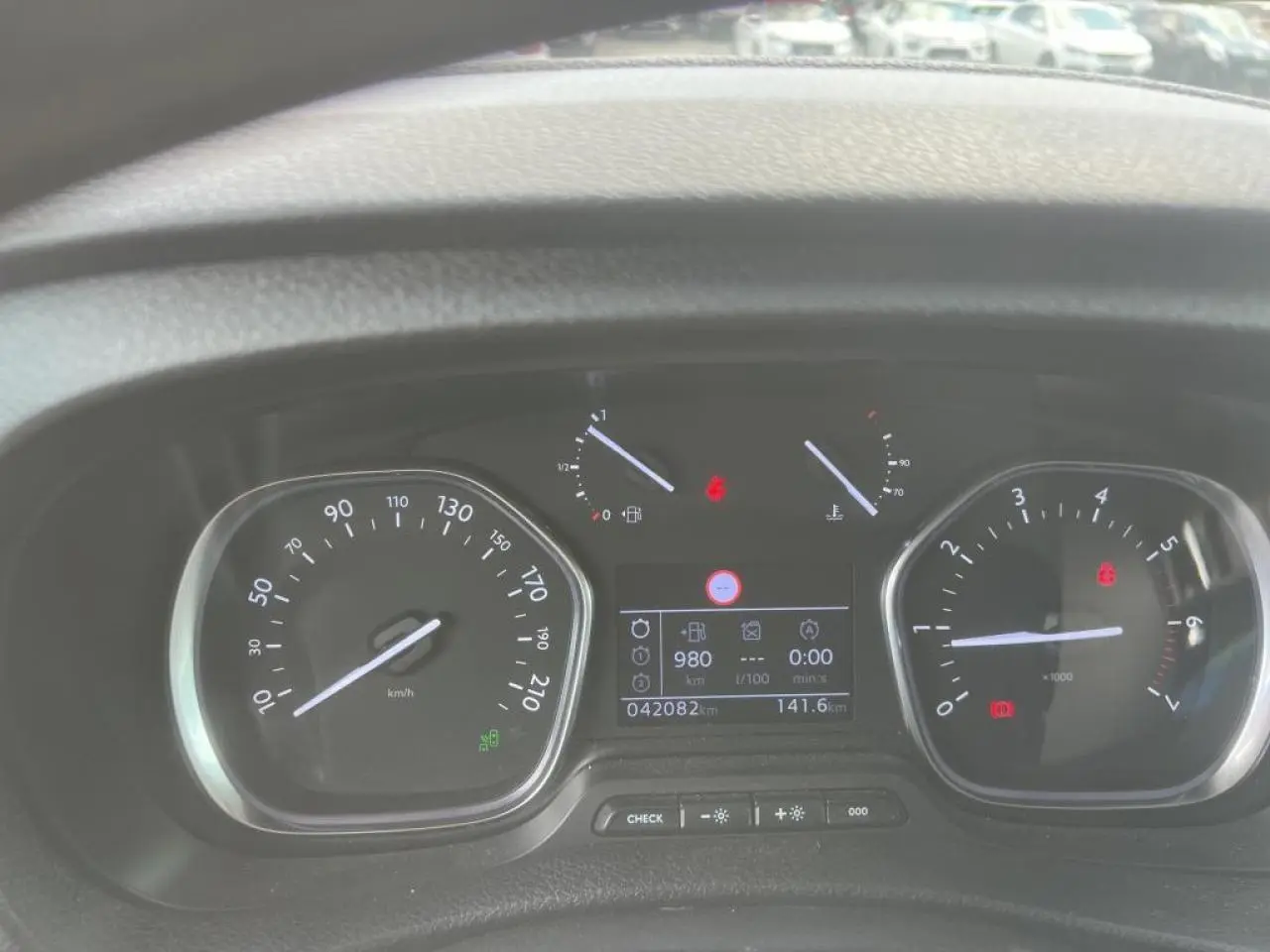 Tableau de bord du Citroën Jumpy XL 2023 avec affichage numérique et compte-tours, vue frontale rapprochée.