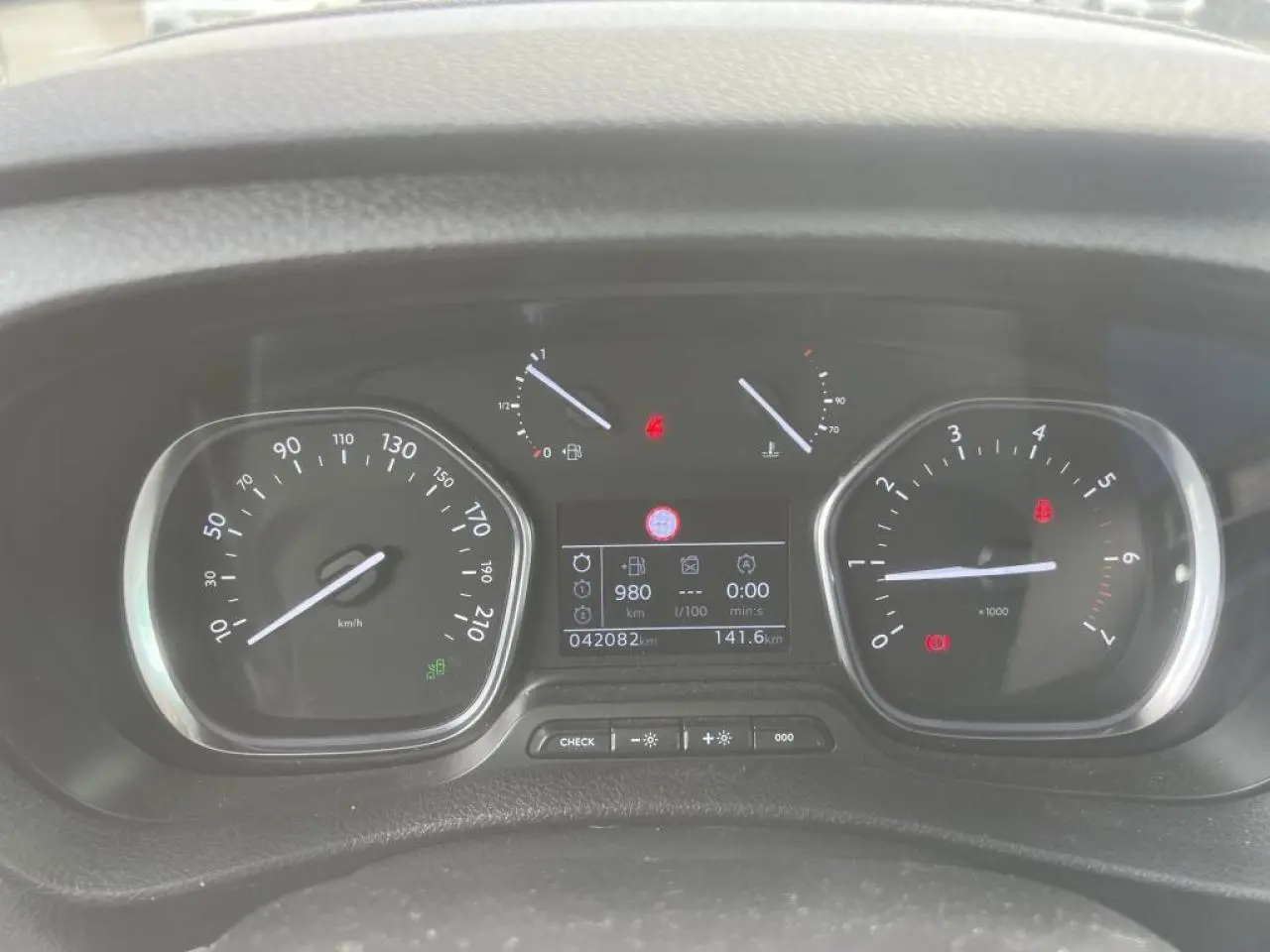 Tableau de bord du Citroën Jumpy XL blanc 2023, affichage numérique et compte-tours à aiguille en gros plan.