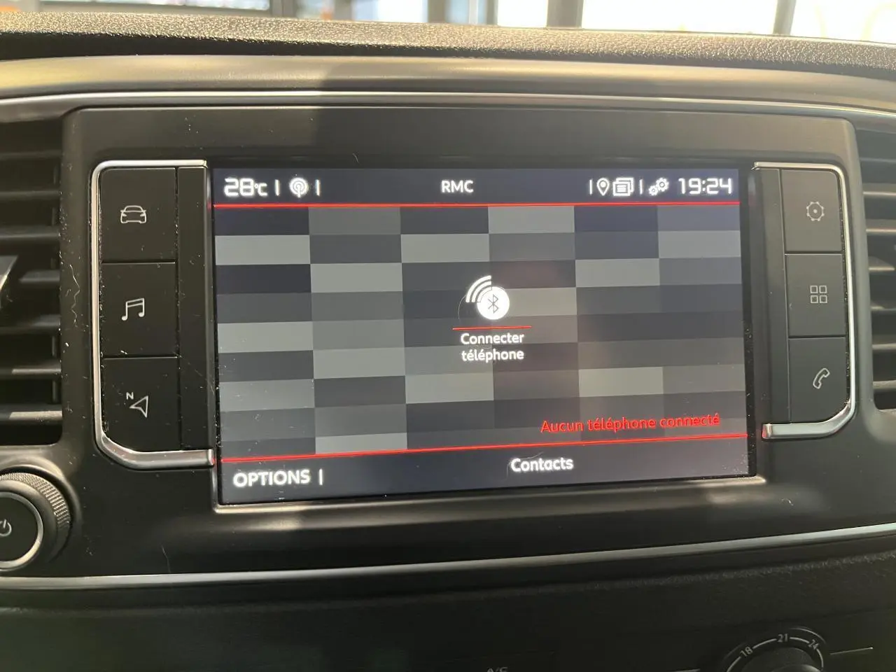 Écran tactile central du tableau de bord du Citroën Jumpy XL blanc, affichant la connexion Bluetooth inactive.