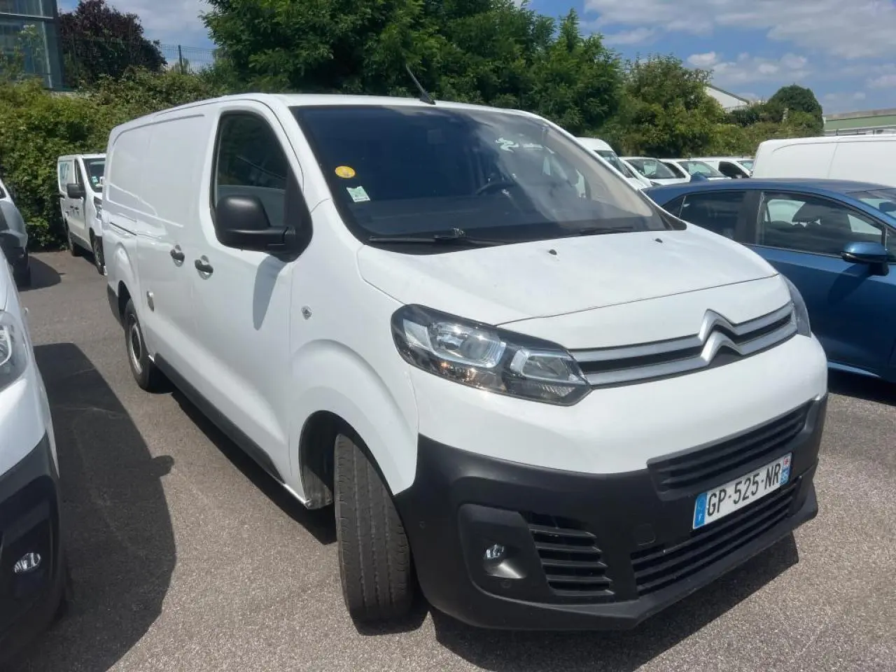 Citroën Jumpy blanc vue 3/4 avant droit avec pare-chocs noir et plaque d'immatriculation française visible.