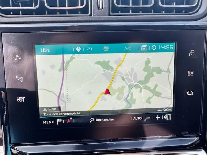 Écran tactile Connect Nav affichant une carte de navigation dans le tableau de bord d'une Citroën C3 blanche.