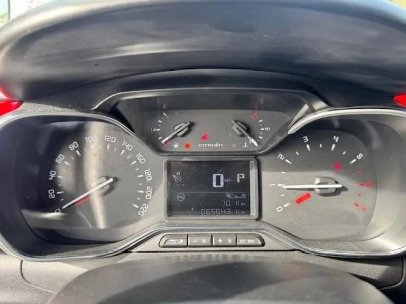 Vue rapprochée du tableau de bord numérique du Citroën C3 2017, affichant vitesse et compte-tours.