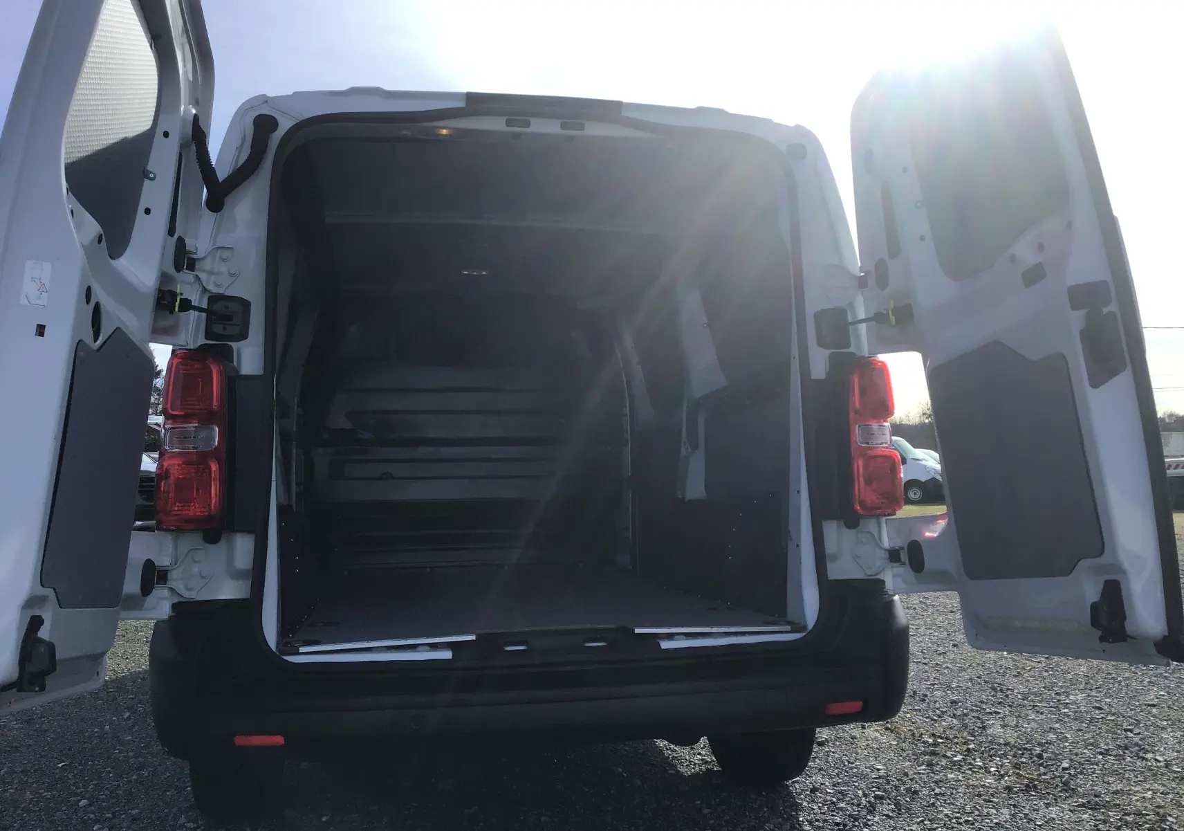 Vue arrière du FIAT Scudo Fourgon blanc 2024 avec portes arrière ouvertes montrant l'espace de chargement vide.