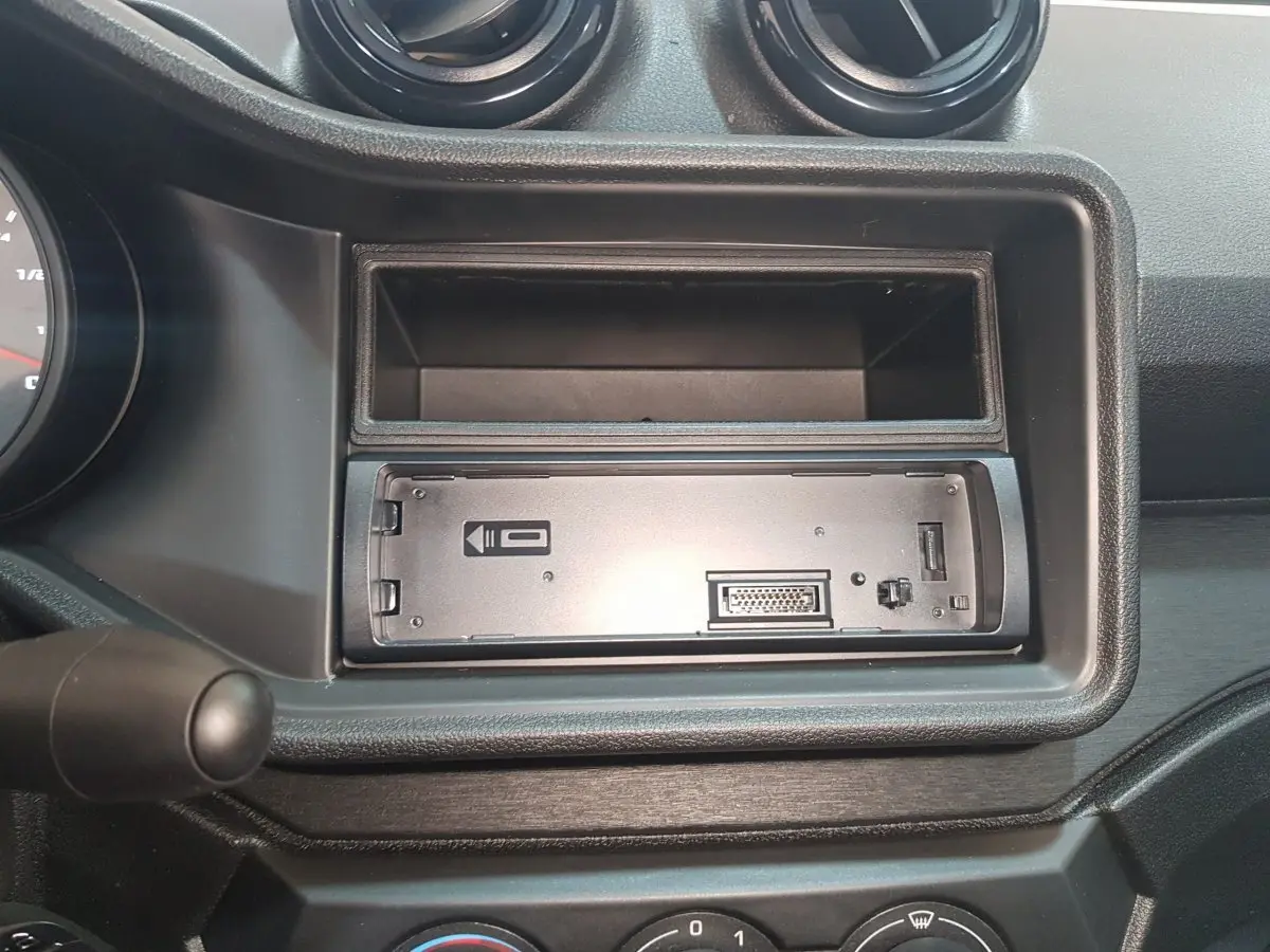 Détail intérieur du tableau de bord noir de l'AIXAM AMBITION 0.5 CITY PACK avec emplacement multimédia vide.