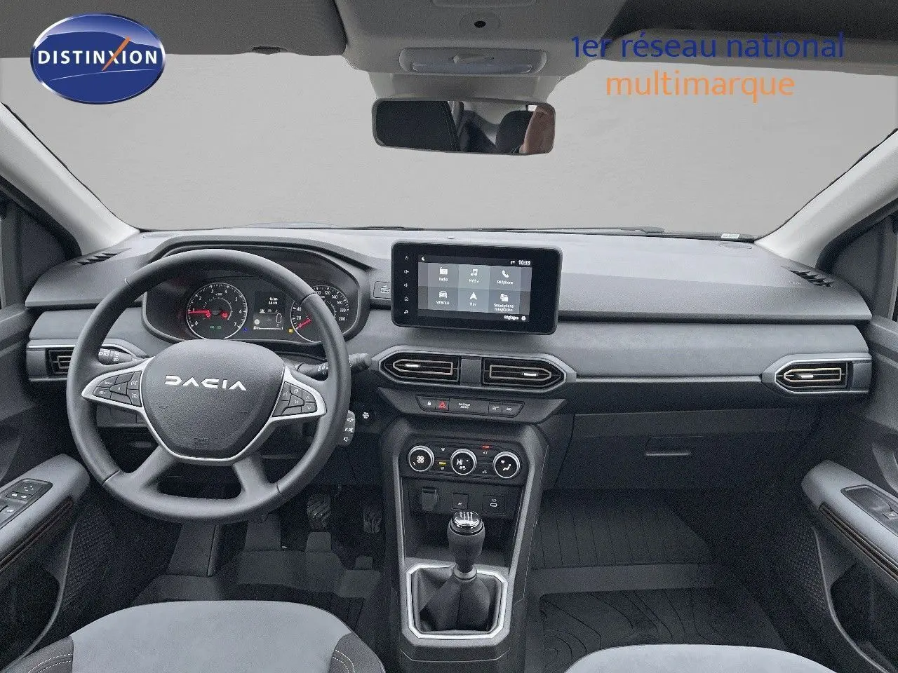 Intérieur avant du Dacia Sandero Stepway 2024, tableau de bord moderne avec écran tactile et volant multifonction noir.