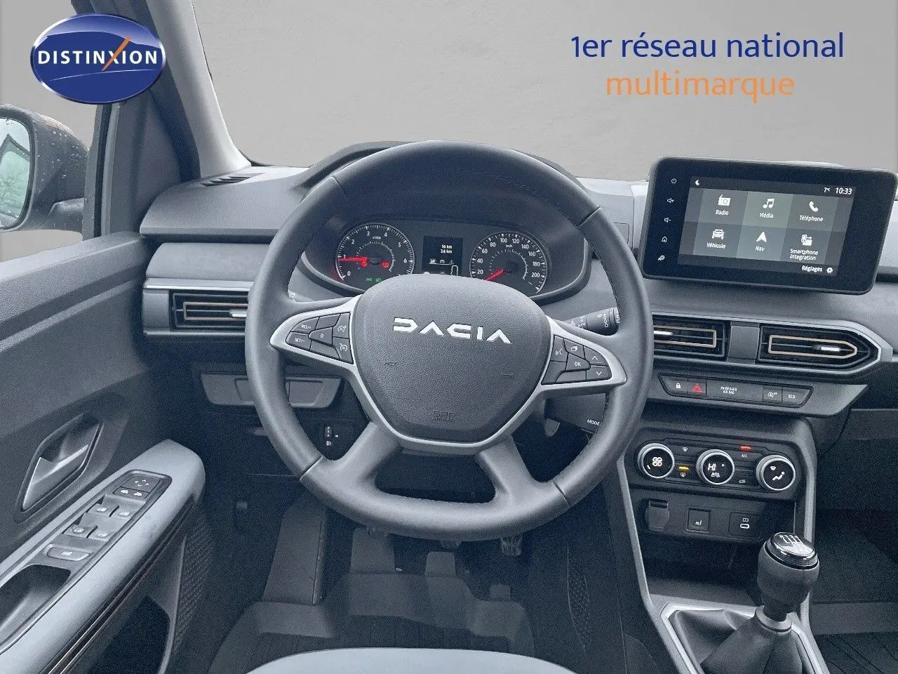 Vue intérieure du poste de conduite de la Dacia Sandero Stepway 2024, volant, tableau de bord et écran tactile visibles.