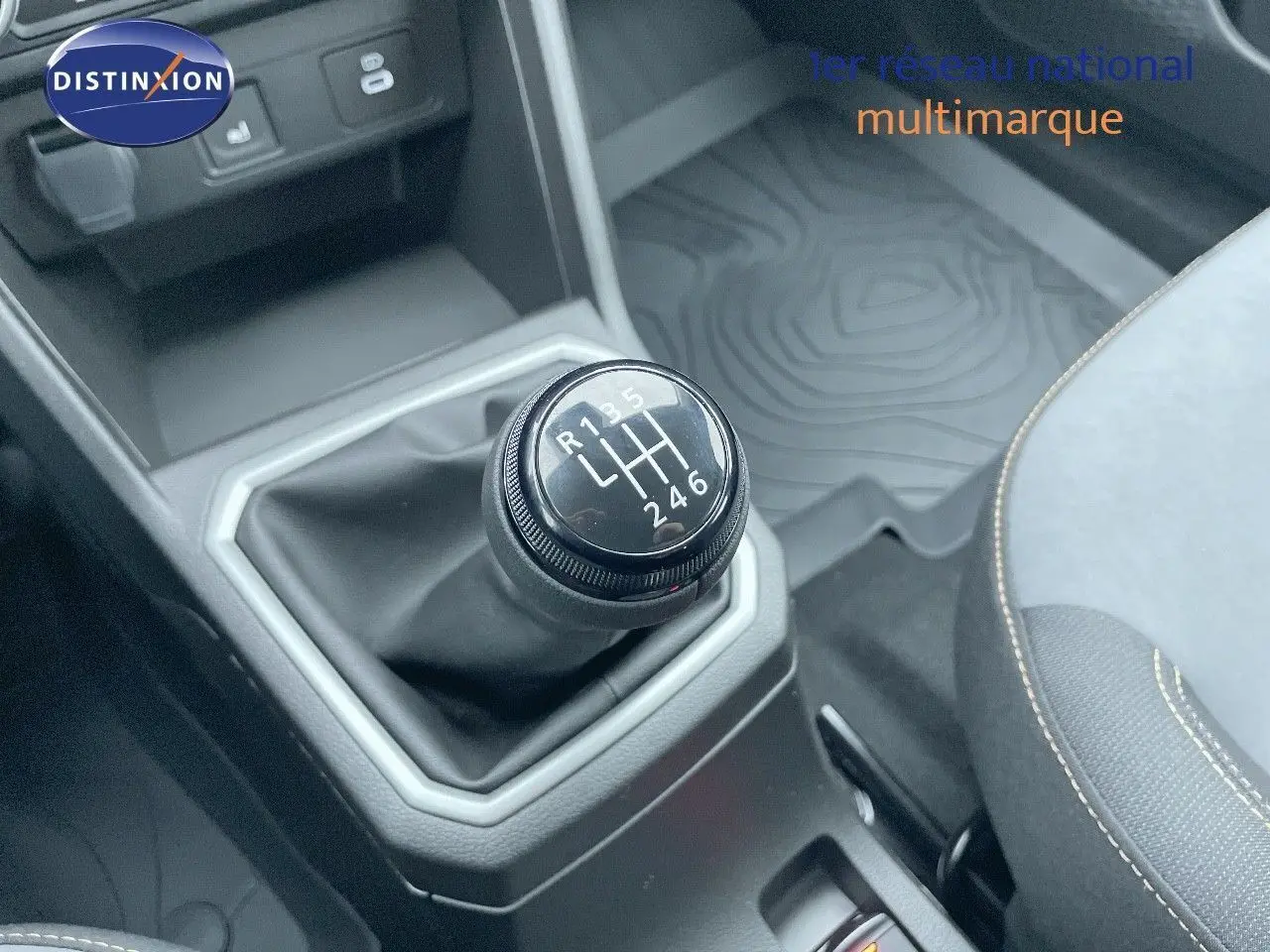 Le levier de vitesses manuel noir de la Dacia Sandero Stepway 2024, entouré de garnitures grises et siège tissu gris.