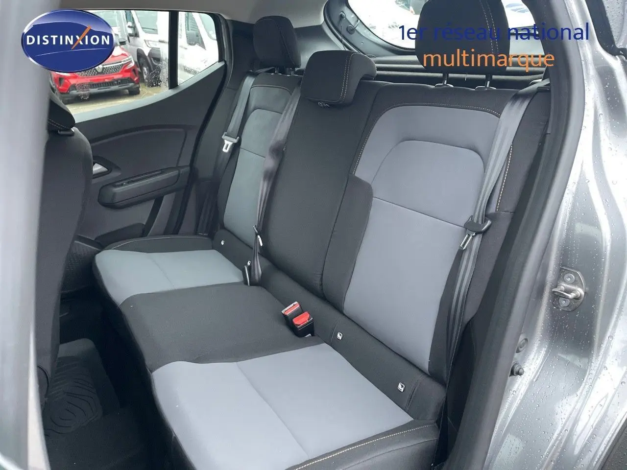Vue intérieure côté droit des sièges arrière bicolores gris clair et noir de la Dacia Sandero Stepway 2024 gris schiste métal.