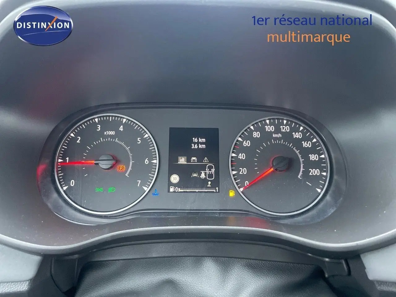 Tableau de bord de Dacia Sandero Stepway 2024, affichage numérique entre compte-tours et compteur de vitesse.