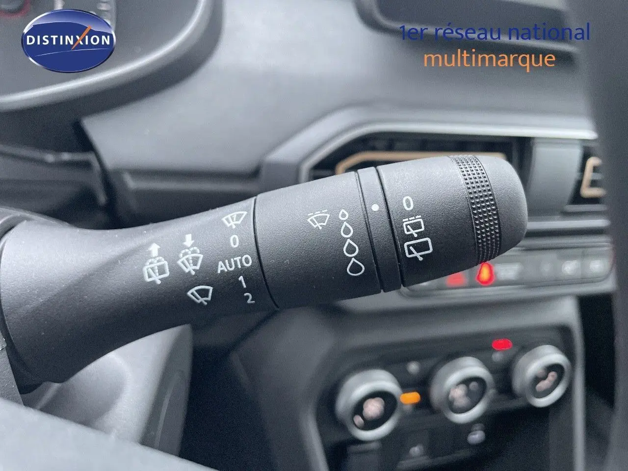 Gros plan sur la commande d’essuie-glace du tableau de bord d’une Dacia Sandero Stepway 2024 gris schiste métal.
