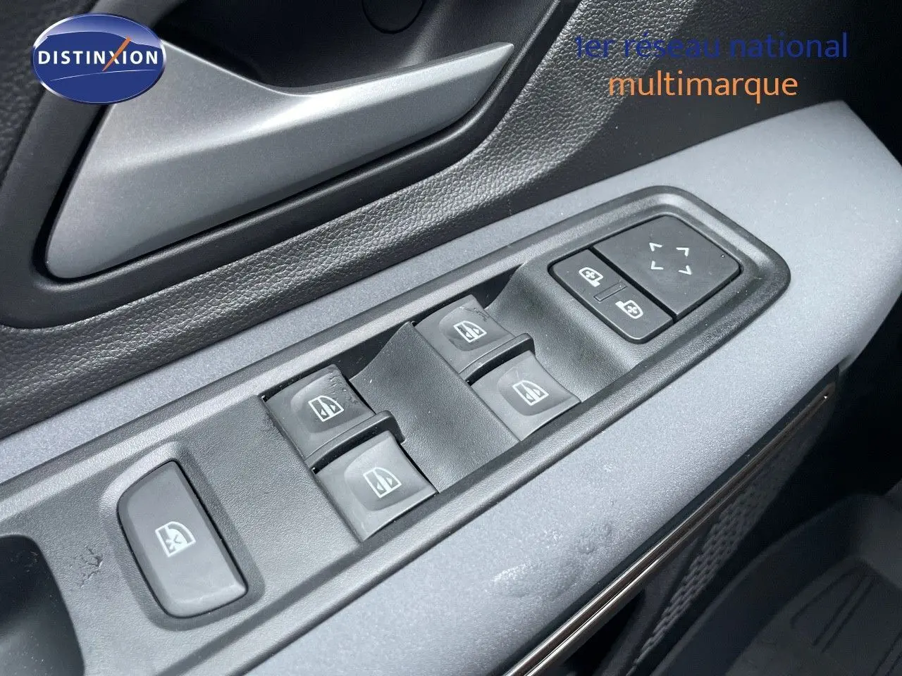 Gros plan sur la commande des vitres électriques côté conducteur d'une Dacia Sandero Stepway gris schiste métal.
