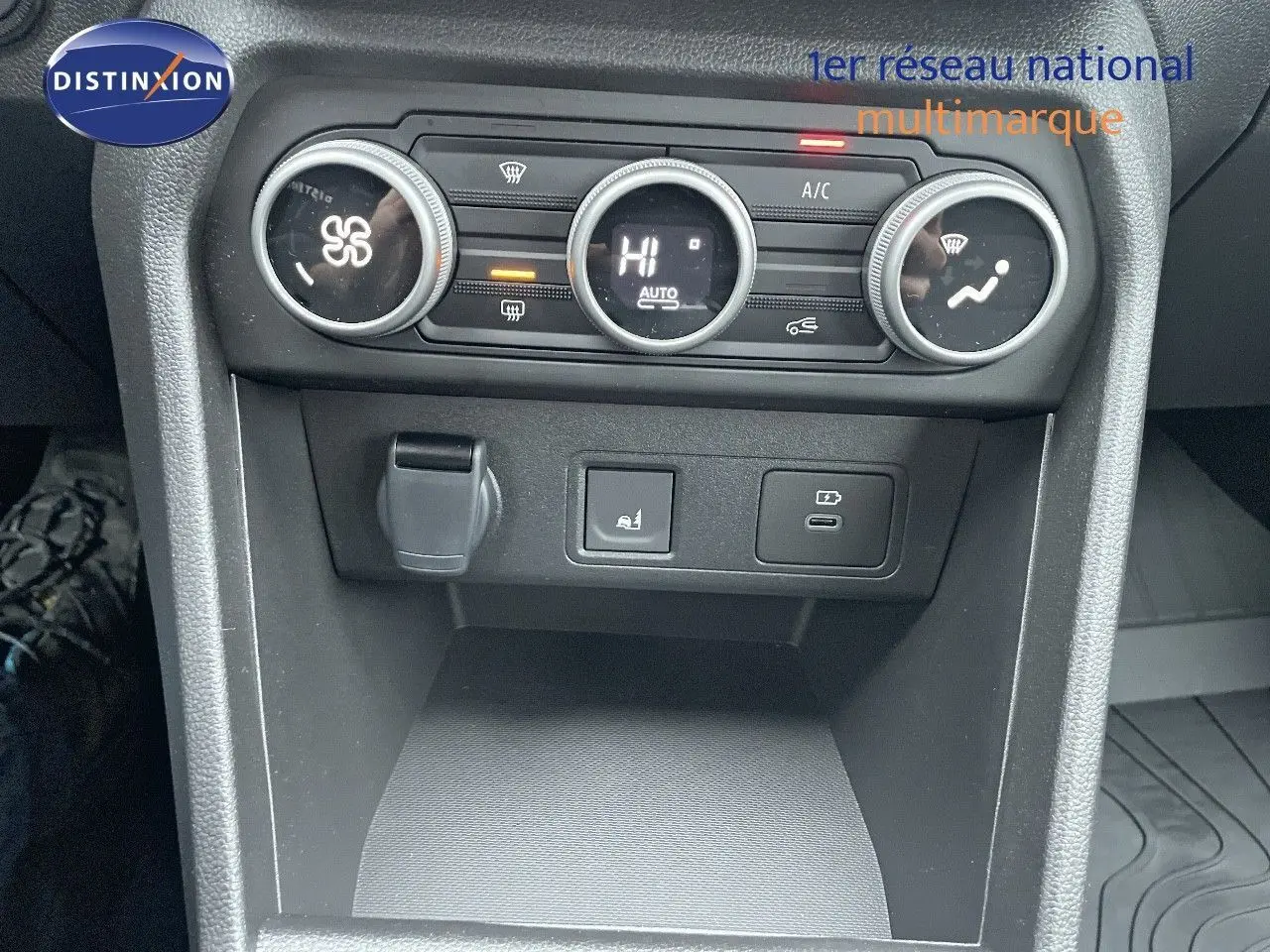 Vue rapprochée de la console centrale de la Dacia Sandero Stepway 2024, montrant les commandes de climatisation et prises USB.