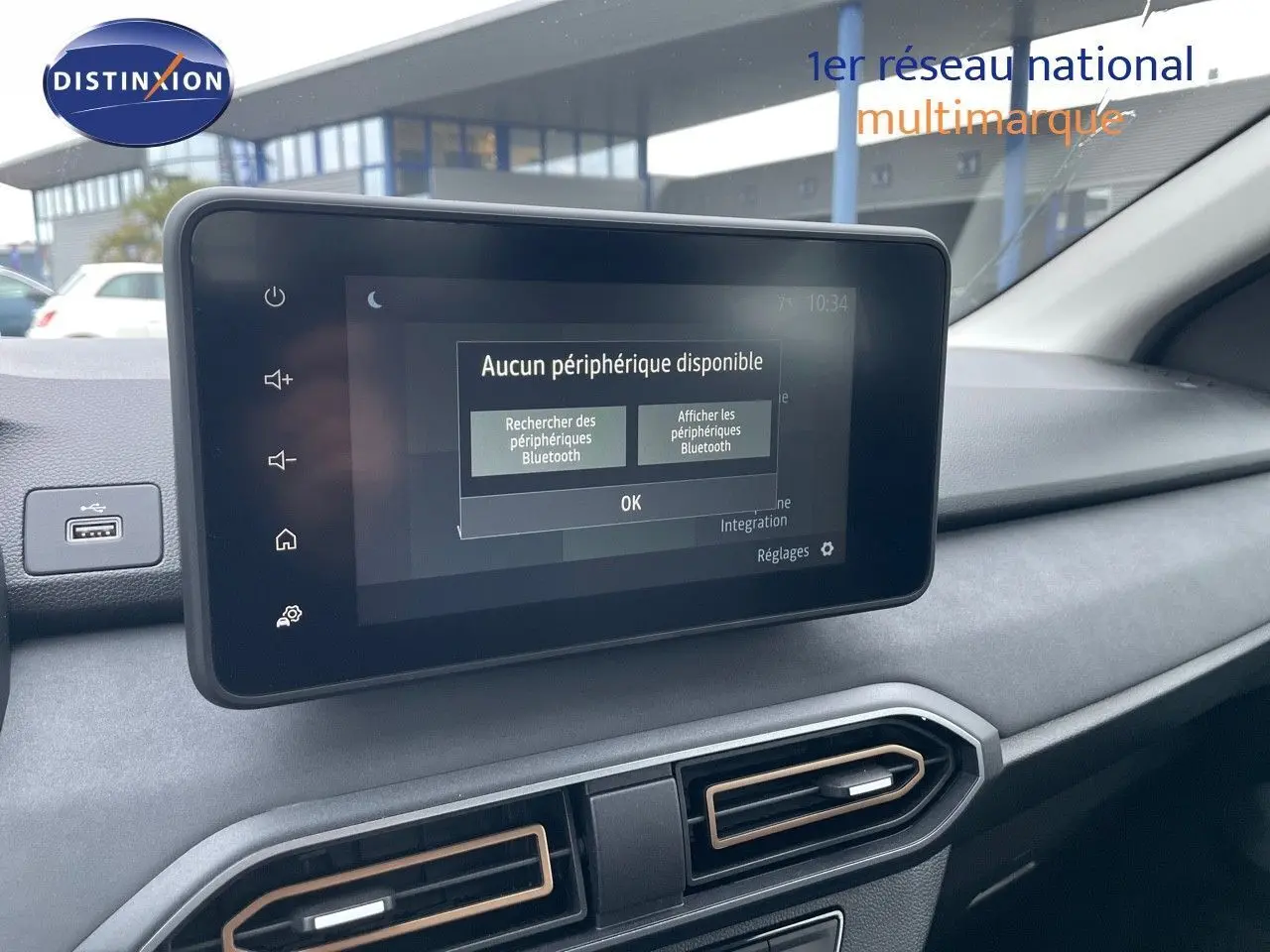 Écran tactile central avec menu Bluetooth dans l'habitacle gris et noir d'une Dacia Sandero Stepway 2024.