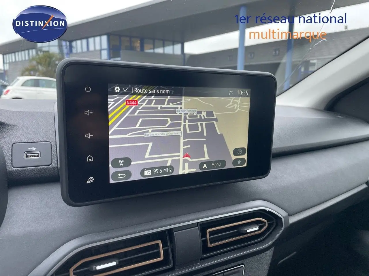 Écran tactile central affichant la navigation dans l'habitacle d'une Dacia Sandero Stepway 2024 gris schiste métal.
