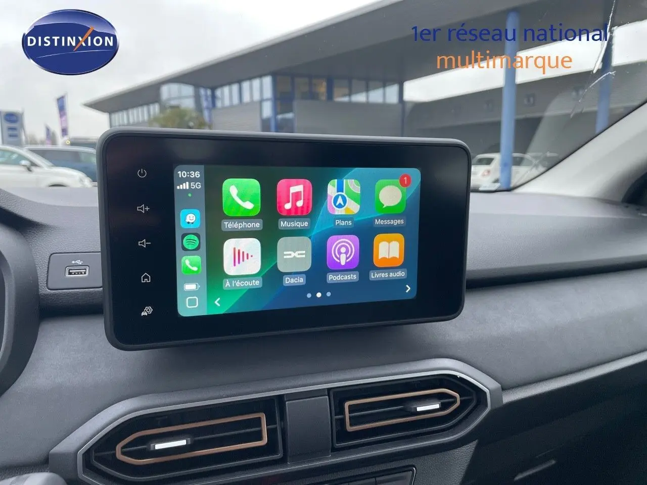 Écran tactile central affichant les applications connectées dans l'habitacle d'une Dacia Sandero Stepway 2024.