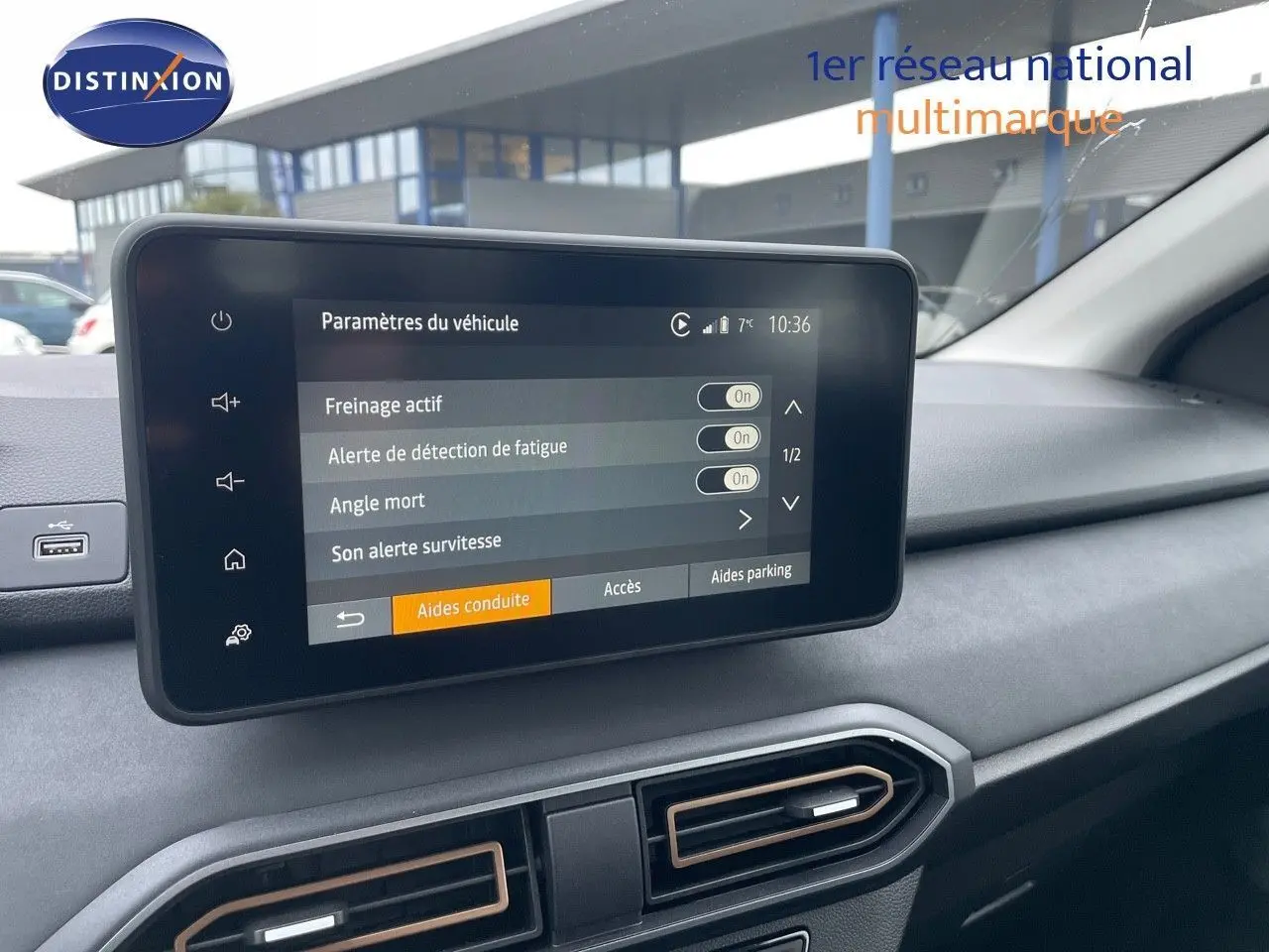 Écran tactile central affichant les paramètres d’aide à la conduite dans l’habitacle d’une Dacia Sandero Stepway 2024.