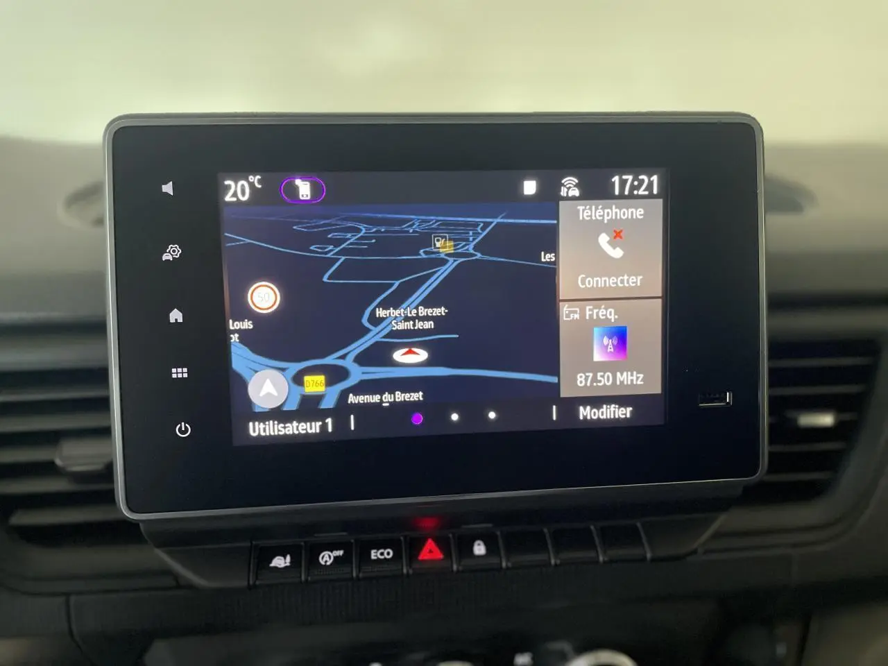 Écran tactile 8 pouces du système EASY LINK avec navigation affichée dans un Renault Trafic Fourgon blanc.