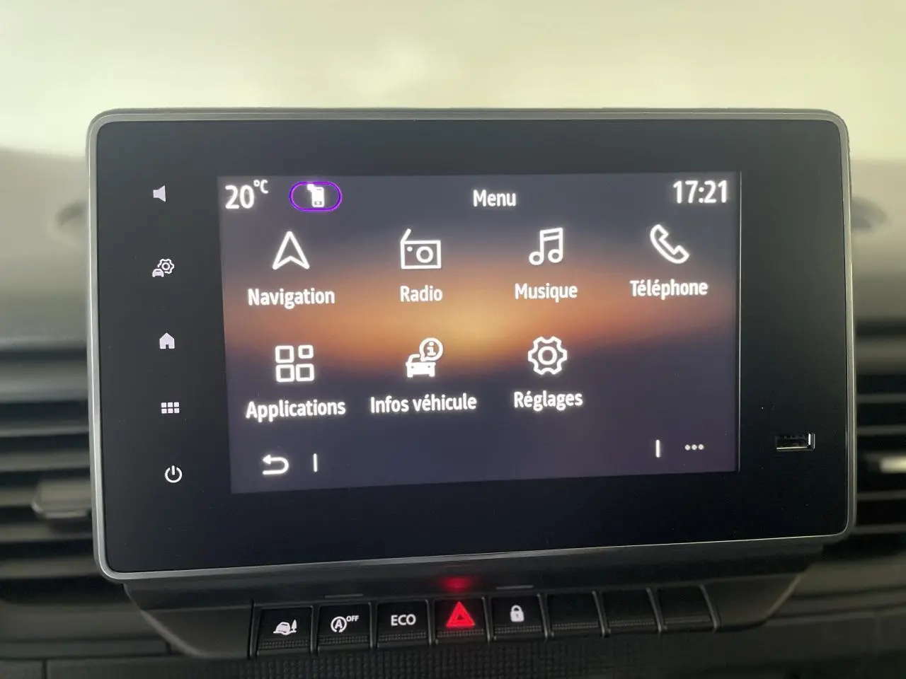 Écran tactile multimédia Easy Link 8 pouces du Renault Trafic Fourgon blanc, affichant le menu principal intérieur