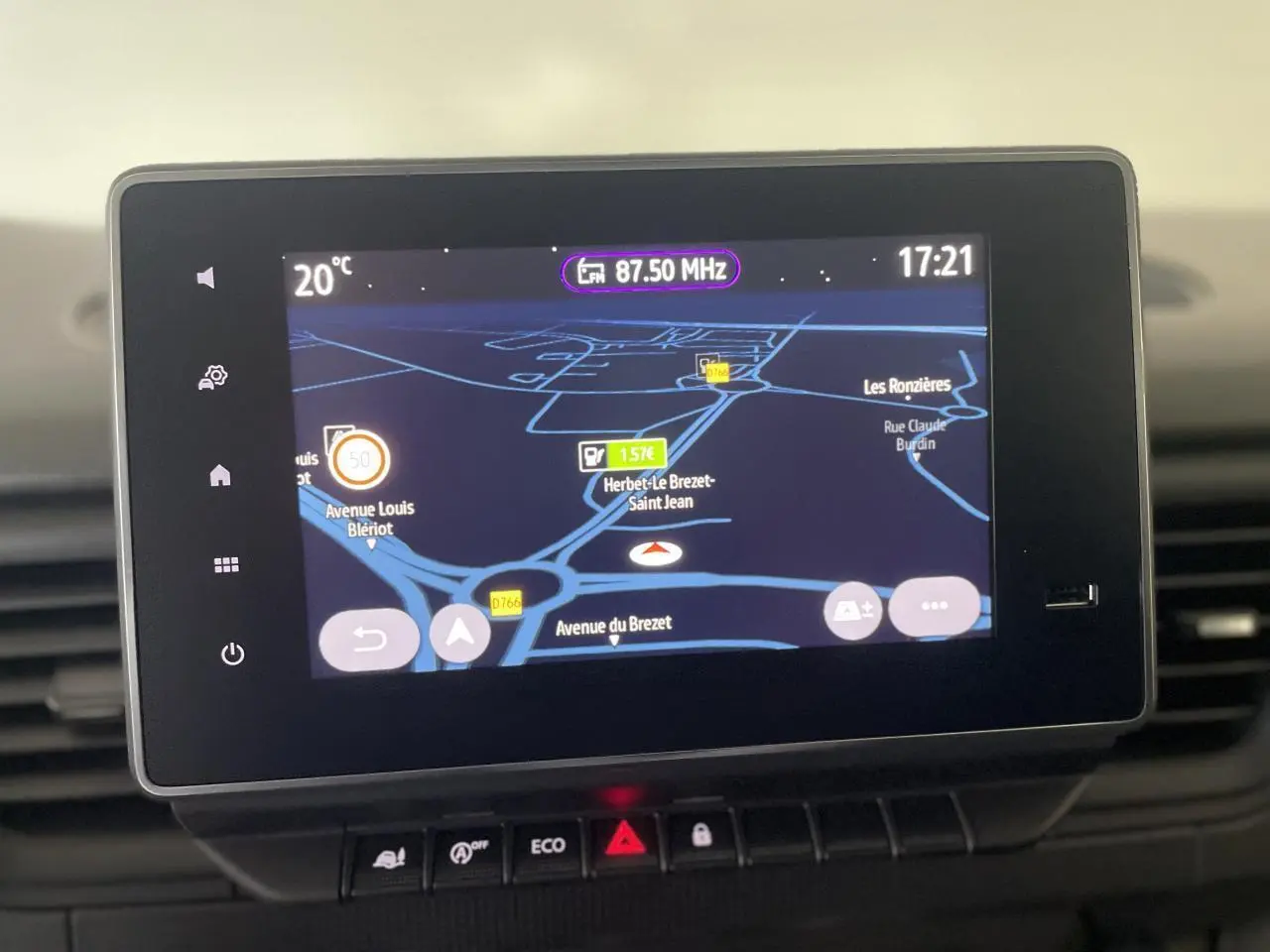 Écran tactile Easy Link 8 pouces affichant la navigation GPS dans un Renault Trafic Fourgon blanc, vue intérieure centrale.