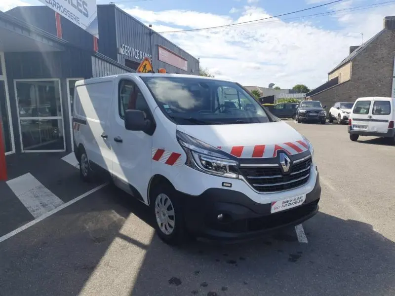 Renault Trafic Fourgon blanc glacier vu en 3/4 avant droit avec bandes rouges de sécurité sur capot et ailes.