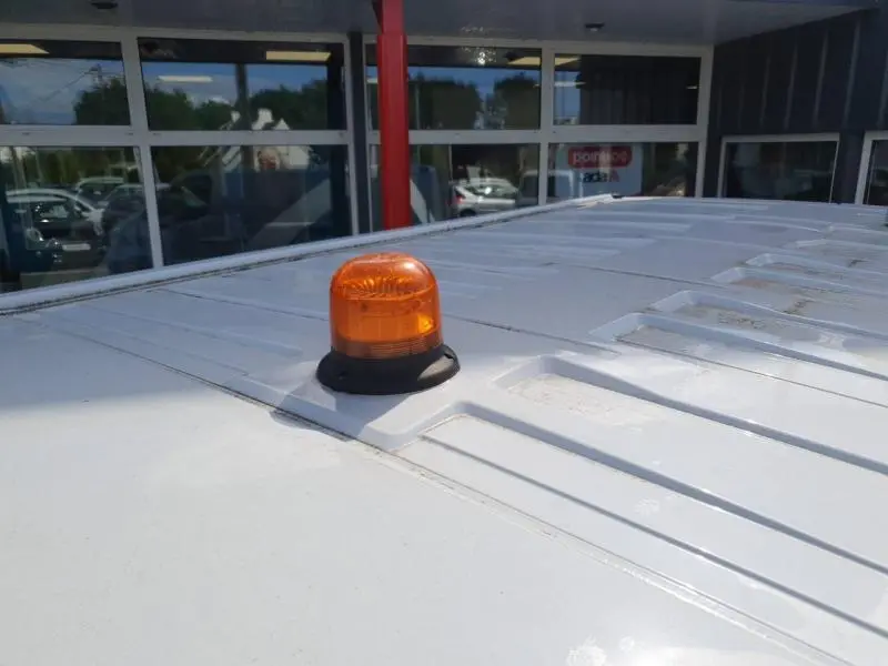 Gros plan sur la lumière orange de toit du Renault Trafic Fourgon blanc Glacier vue de dessus en extérieur.