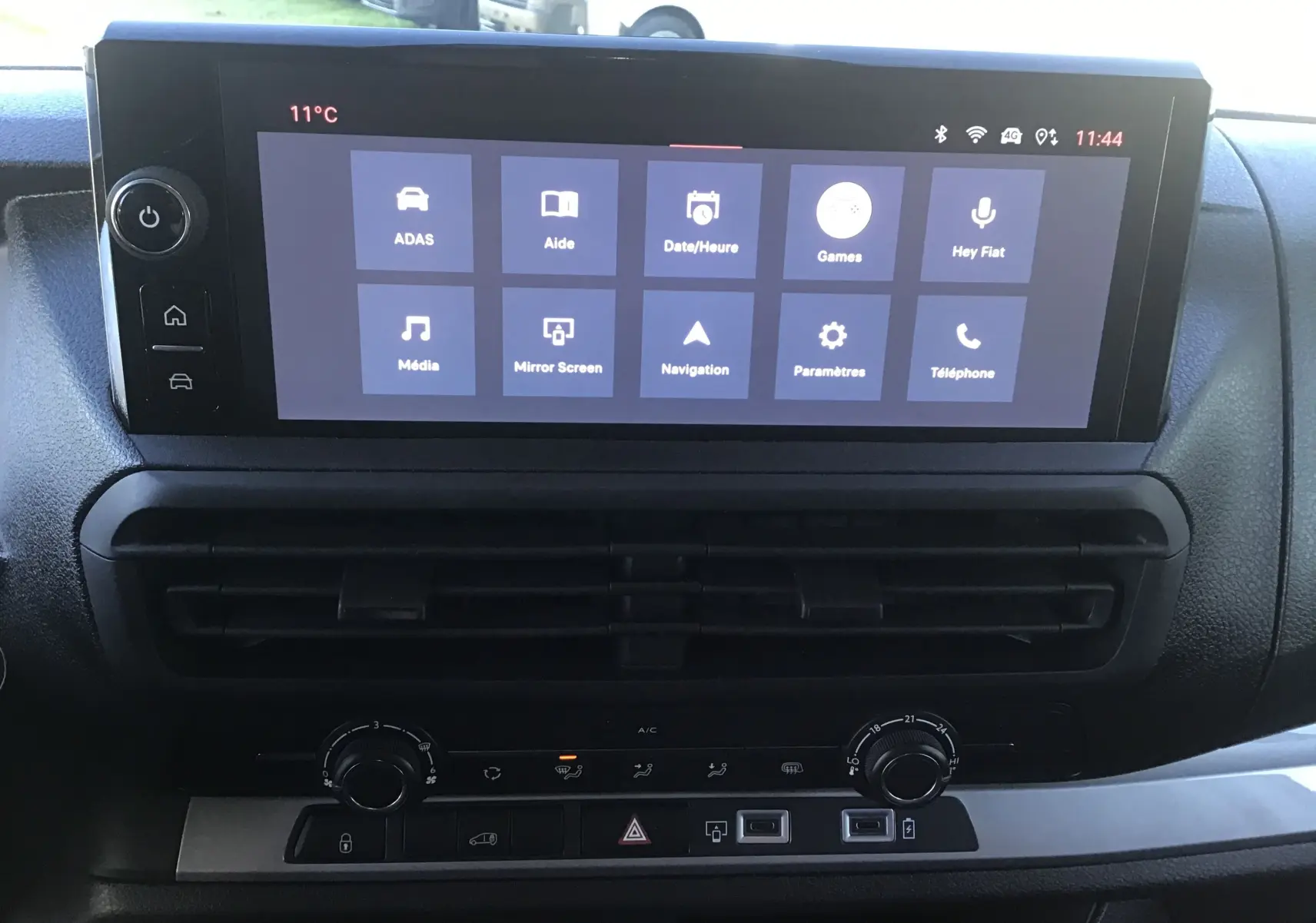 Écran tactile central du tableau de bord du Fiat Scudo Fourgon 2024 avec commandes climatisation et connectivité visible.