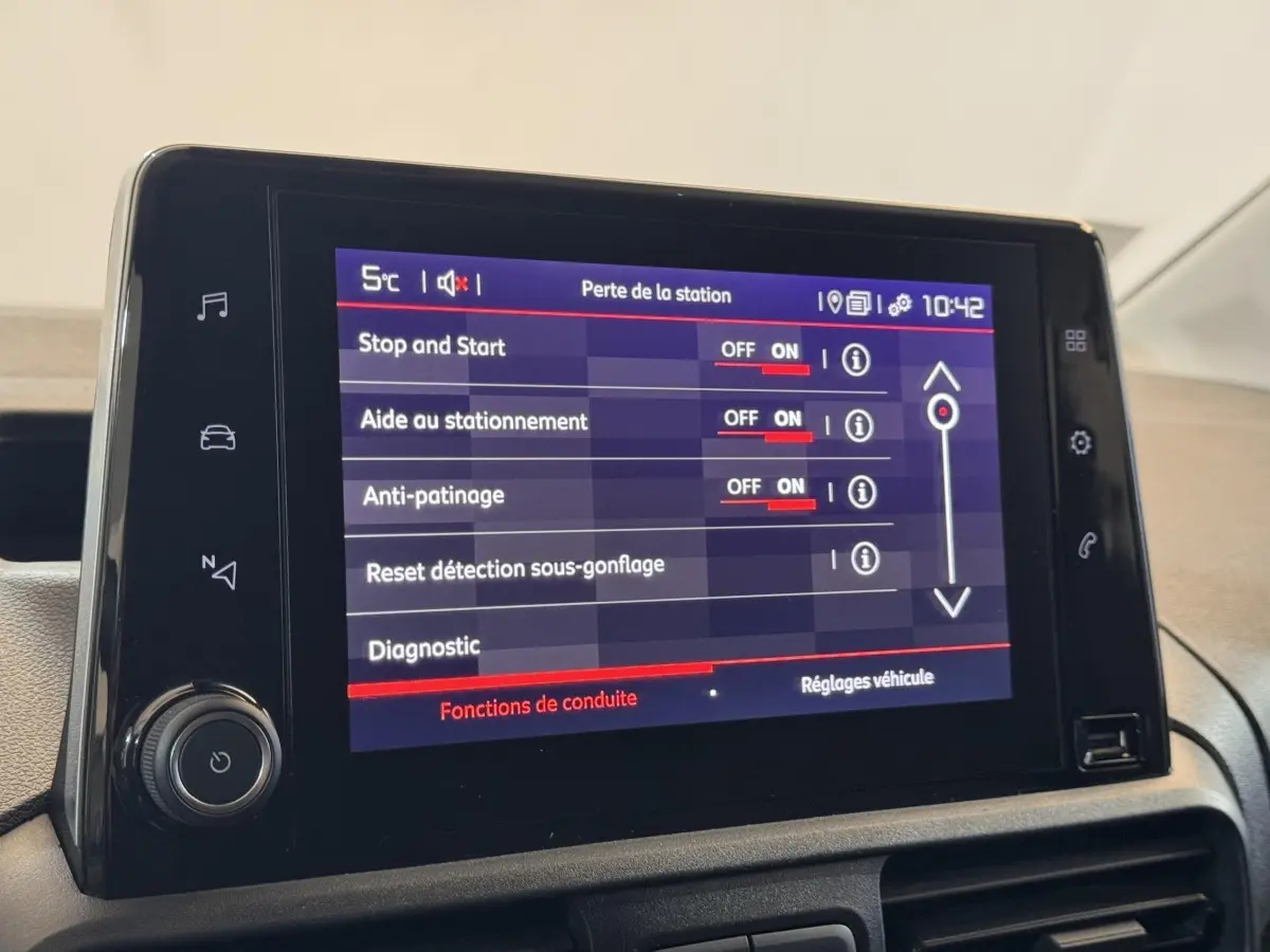 Écran tactile central du tableau de bord du Citroën Berlingo blanc, affichant les réglages d’aide à la conduite.