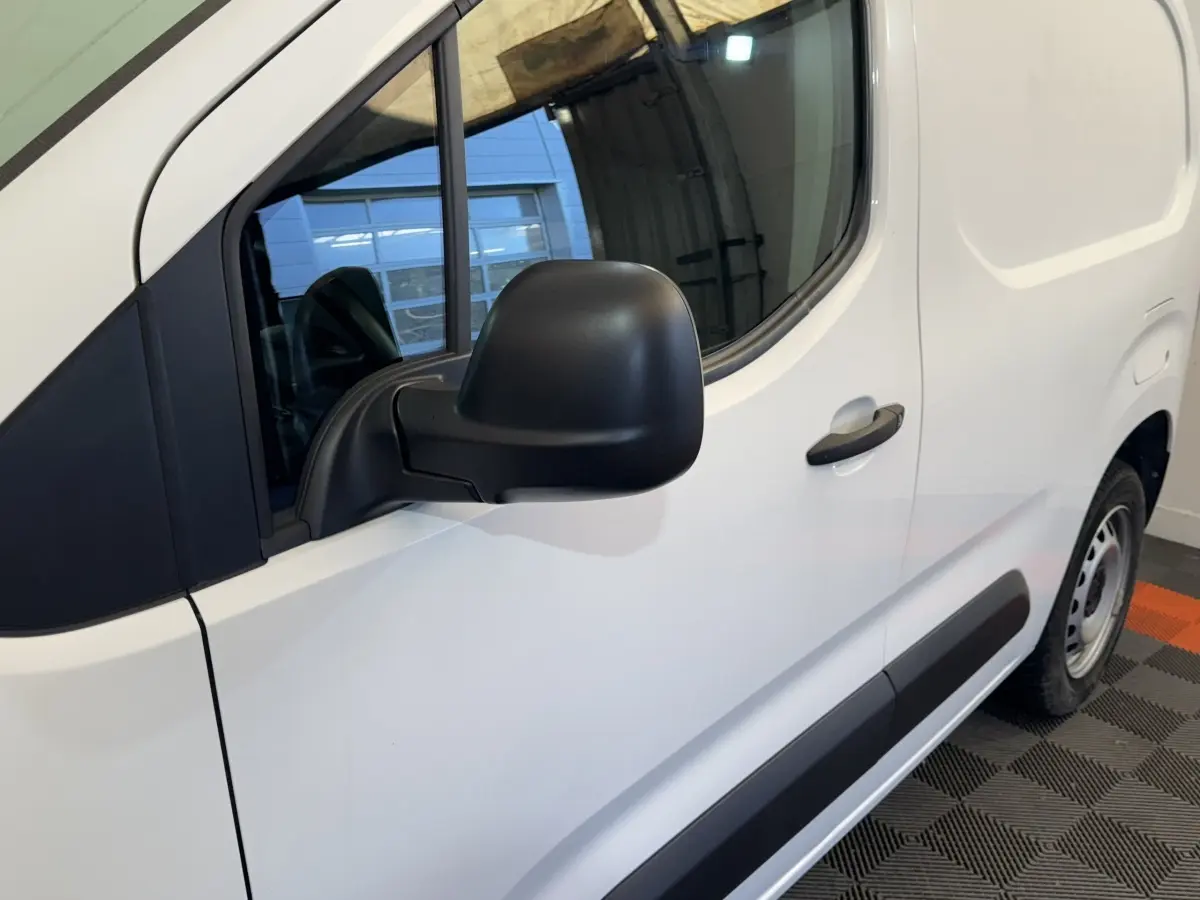 Vue latérale droite d’un Citroën Berlingo blanc 2020 avec rétroviseur noir et jante acier.