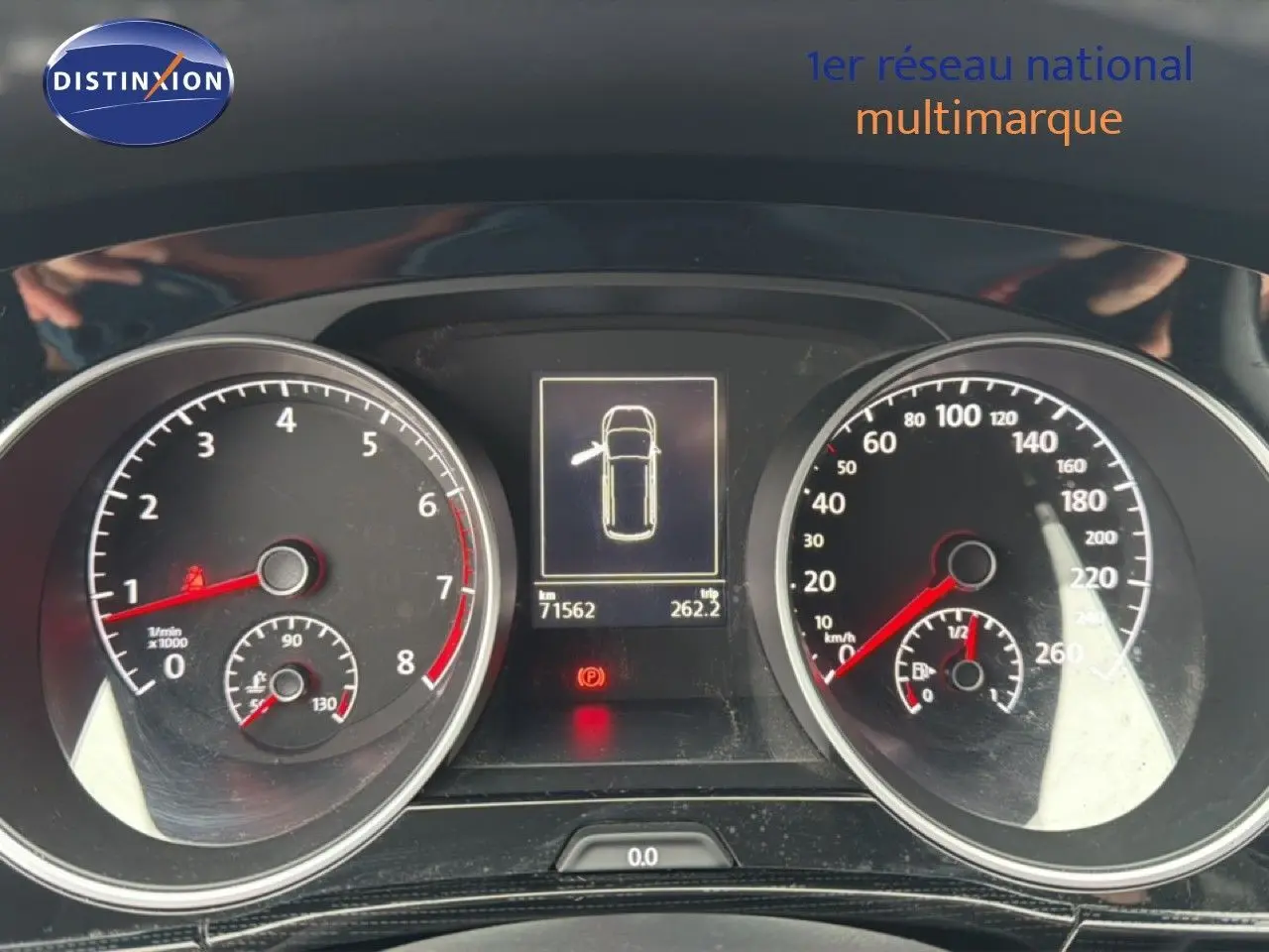 Tableau de bord du Volkswagen Touran 2018, affichage des compteurs et écran central avec indicateur de porte ouverte.