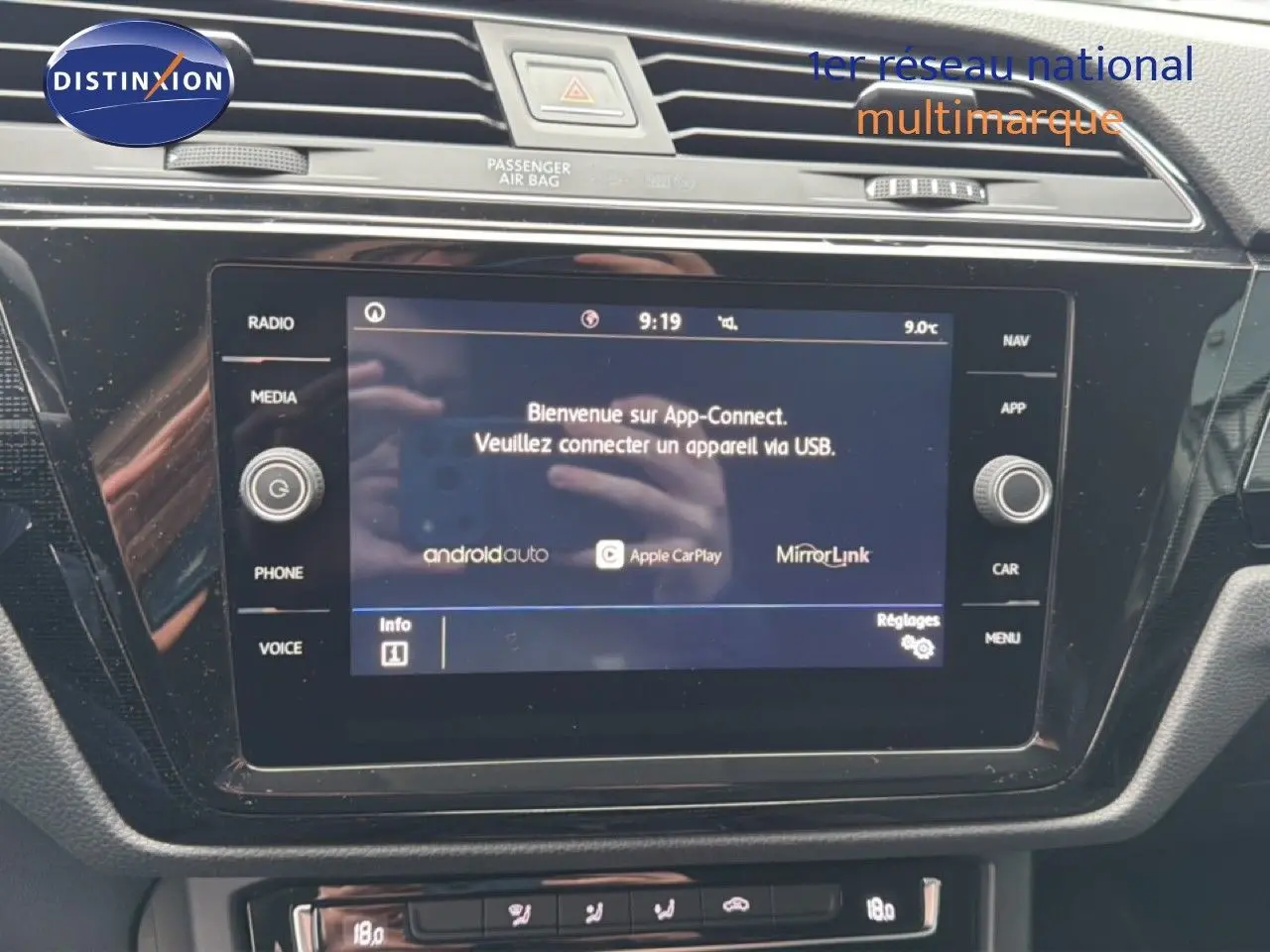 Gros plan sur l’écran tactile multimédia noir du tableau de bord du Volkswagen Touran blanc de 2018.