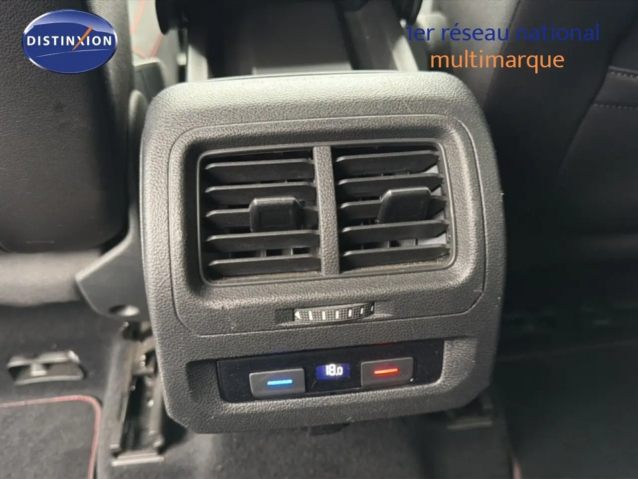 Détail de la ventilation arrière avec commandes de climatisation digitale sur Volkswagen Touran blanc, vue intérieure rapprochée.