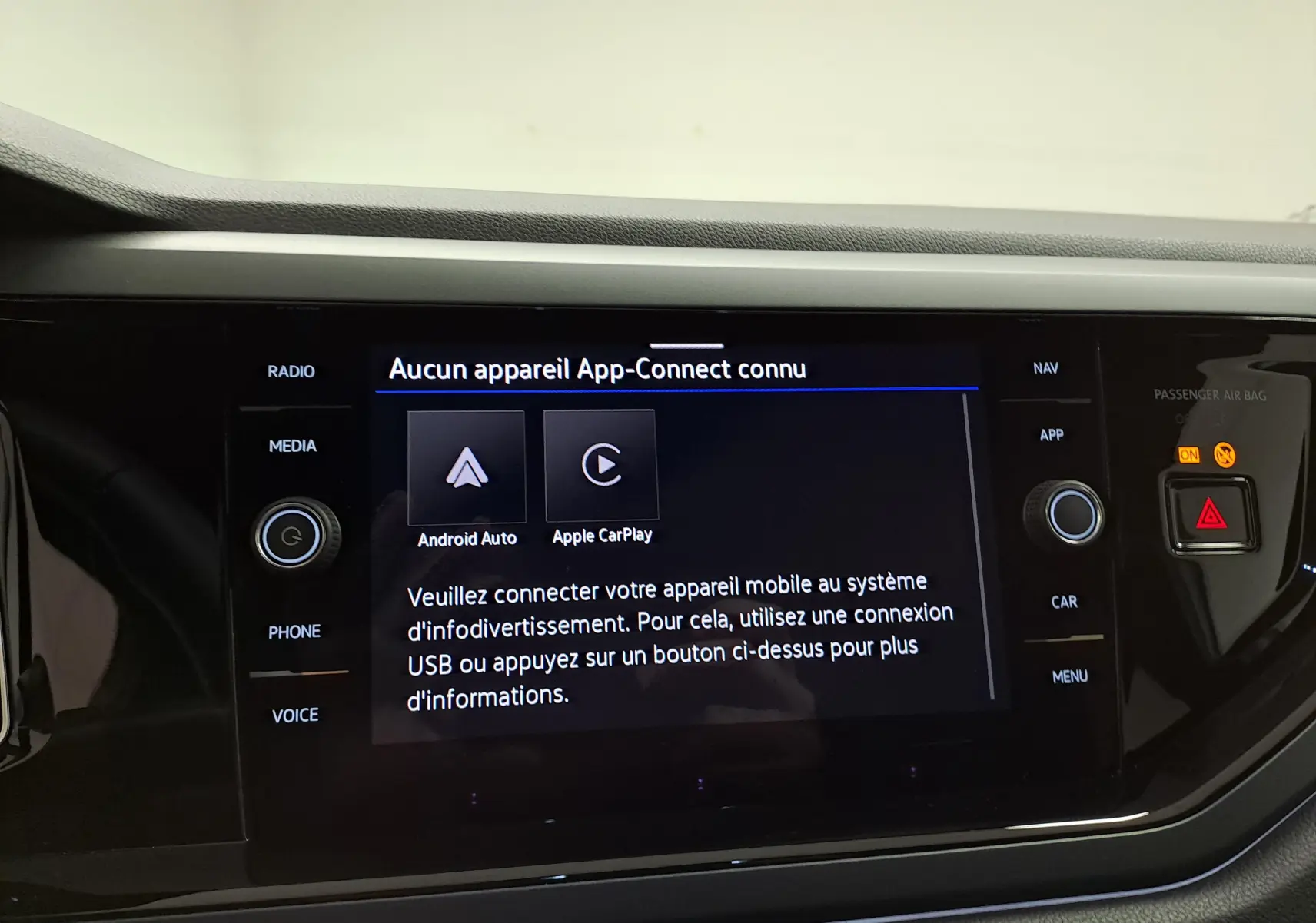 Vue rapprochée de l’écran tactile central du Volkswagen Taigo 1.5 TSI 150 DSG7 R-Line Edition affichant le message App-Connect.